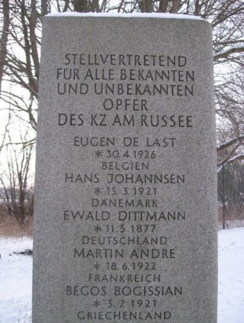  Foto: Gedenkstein auf dem Gelände des ehem. KZ Kiel Russee mit einigen Namen der Opfer